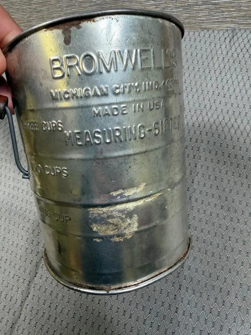 Vintage Bromwell's Measuring Hand Crank 3 Cup Metal Baking Sifter Collector Item